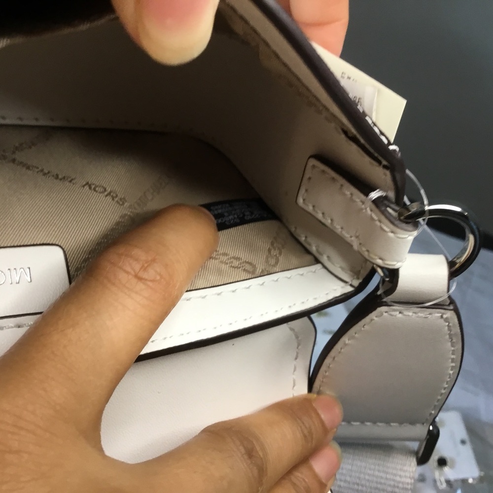 MICHAEL KORS SAFFIANO LEATHER CROSS BUDDY BAGE - Picture 8 of 9